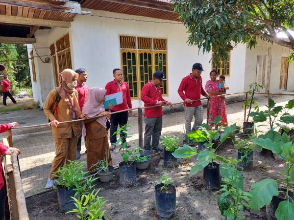 Kunjungi Rumah-Rumah Warga, Kades Koto Tuo Kampar Monitoring Penilaian Rumah Tangga Mandiri Pangan