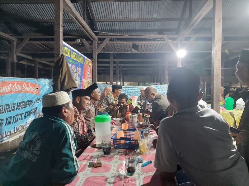 Manfaatkan Momen Hari Raya Idul Fitri, Masyarakat Desa Koto Tuo Temu Kangen di Warung Bu Mina